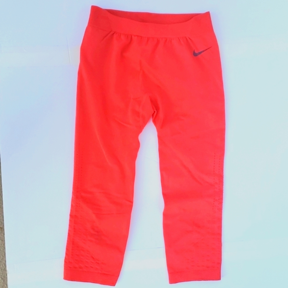 Nike Pro Capri Leggings ~ Excellent Condition ~ Size Small  ~ Bright Salmon